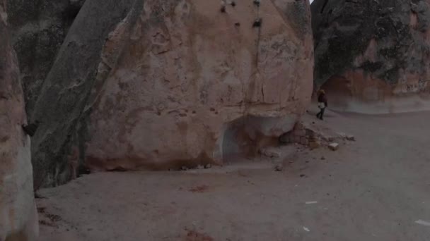 Žena Procházky Mezi Víla Komíny Cappadocia — Stock video