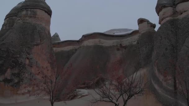 Vrouw Loopt Rond Tussen Sprookjes Cappadocië — Stockvideo