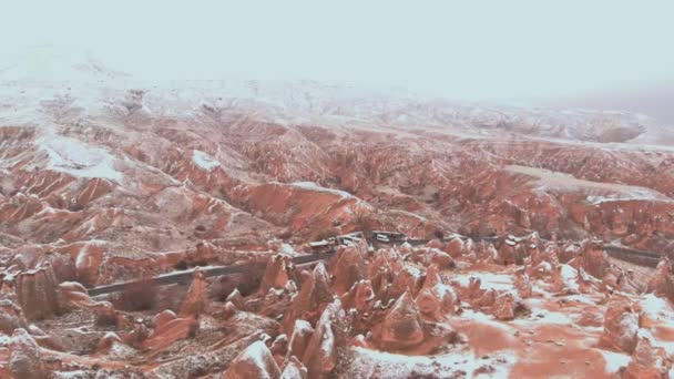 카파도키아의 데탕트 계곡에 눈덮인 풍경을 공중에서 수있다 카파도키아의 계절에 모양의 — 비디오