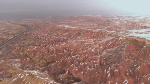 Vista Aérea Cinematográfica Del Paisaje Nevado Devrent Valley Capadocia Chimeneas — Vídeos de Stock