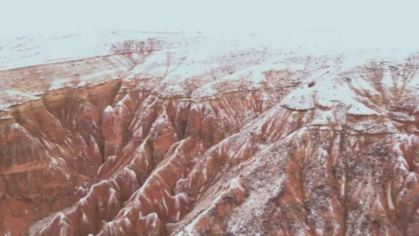 Filmový Pohled Zasněženou Krajinu Devrent Valley Cappadocii Pohádkové Komíny Obklopené — Stock video