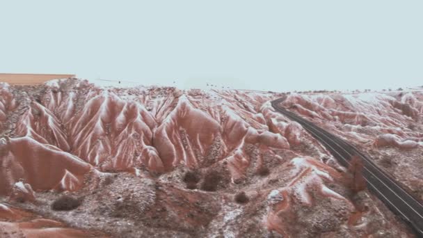 Кинематографический Вид Снежного Ландшафта Долине Деврент Каппадокии Сказочные Дымоходы Окруженные — стоковое видео
