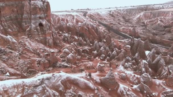 Filmový Pohled Zasněženou Krajinu Devrent Valley Cappadocii Pohádkové Komíny Obklopené — Stock video
