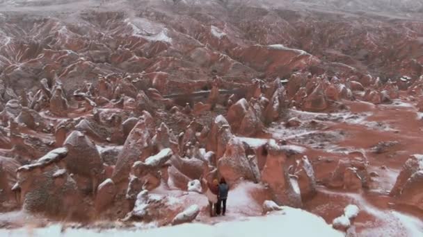 Flygfoto Snöig Dal Landskap Resa Par Omgiven Tuffa Formationer Devrent — Stockvideo