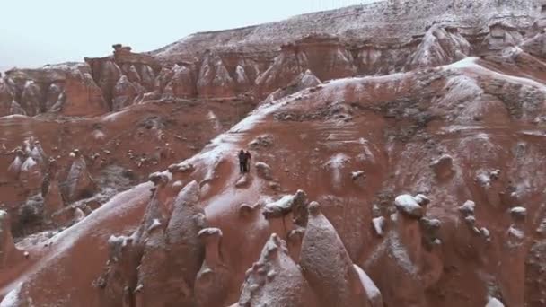 Aerial Snowy Valley Landscape Travel Couple Surrounded Tuff Formations Devrent — Vídeos de Stock