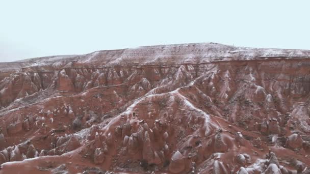 Воздушный Снежный Пейзаж Долины Путешествия Пары Окружении Туфа Долине Деврент — стоковое видео