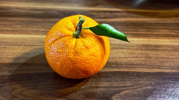 Fruta Naranja Fresca Sola Con Una Hoja Verde Aislada Mesa — Foto de Stock