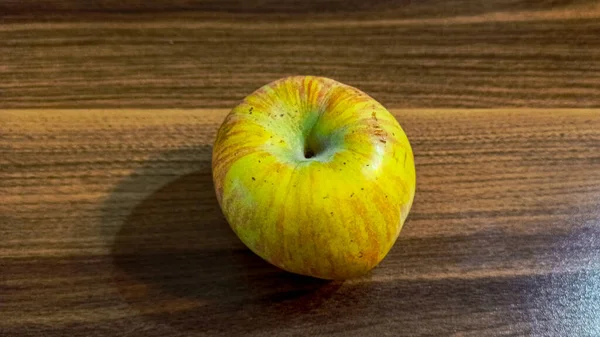 Φρέσκο Πράσινο Και Κόκκινο Μήλο Φρούτα Μόνο Στο Ξύλινο Τραπέζι — Φωτογραφία Αρχείου