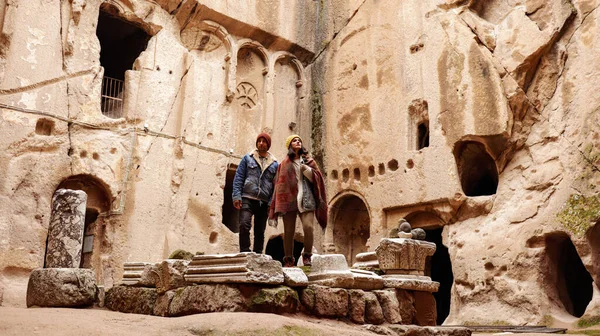 Viaggia Coppia Solo Nell Antico Monastero Gumusler Circondato Vecchie Pietre — Foto Stock