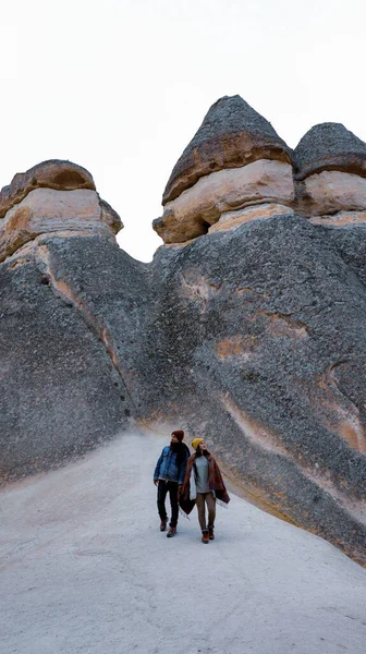 Pareja Viaje Caminando Alrededor Formaciones Rocosas Valle Pasabag Valle Los —  Fotos de Stock