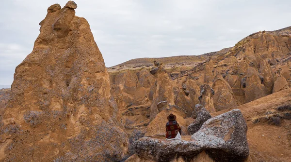 Mujer Sola Con Paisaje Volcánico Devrent Valley Capadocia Chica Caminando —  Fotos de Stock