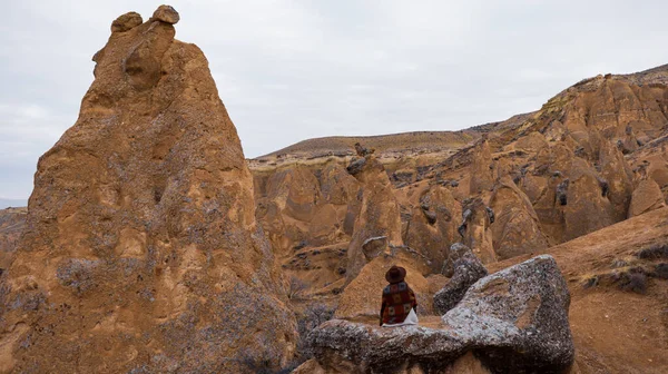 Mujer Sola Con Paisaje Volcánico Devrent Valley Capadocia Chica Caminando —  Fotos de Stock