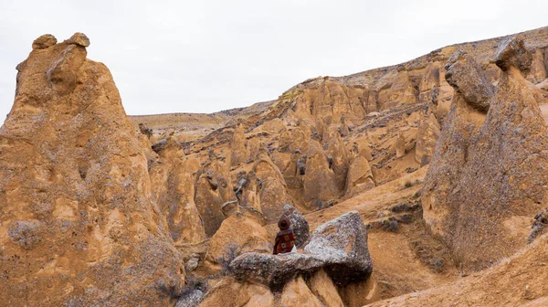 Mujer Sola Con Paisaje Volcánico Devrent Valley Capadocia Chica Caminando —  Fotos de Stock