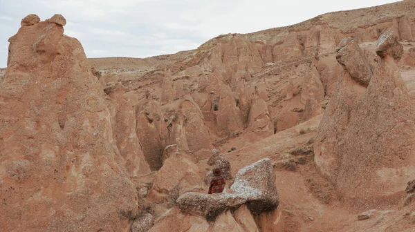 Mujer Sola Con Paisaje Volcánico Devrent Valley Capadocia Chica Caminando —  Fotos de Stock