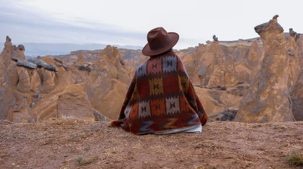 Žena Sama Sopečnou Krajinou Devrent Valley Cappadocii Dívka Procházející Pohádkových — Stock fotografie
