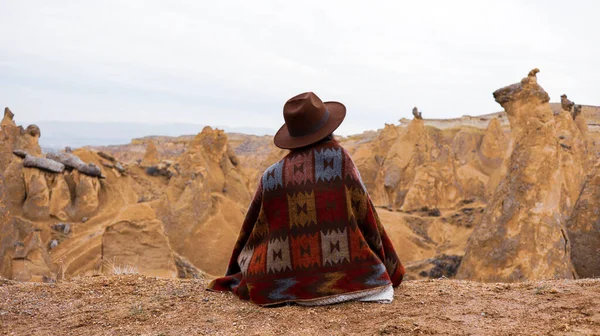 Женщина Наедине Вулканическим Ландшафтом Деврентской Долине Каппадокии Девушка Прогуливающаяся Трубам — стоковое фото