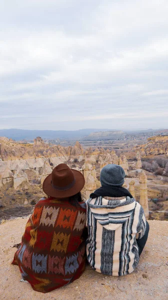 Podróże Para Oglądać Grzyby Kształcie Kominów Bajki Dolinie Miłości Kapadocji — Zdjęcie stockowe