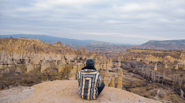 Hombre Observando Chimeneas Hadas Forma Hongo Valle Del Amor Capadocia —  Fotos de Stock