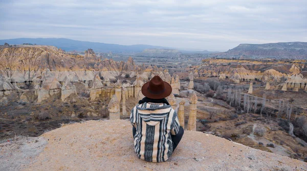 Hombre Observando Chimeneas Hadas Forma Hongo Valle Del Amor Capadocia —  Fotos de Stock