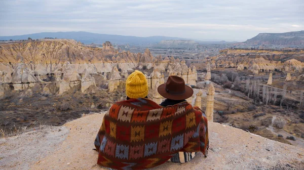 Pareja Viaje Viendo Chimeneas Hadas Forma Champiñones Valle Del Amor —  Fotos de Stock