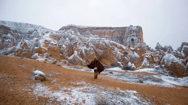 Kobieta Wulkanicznym Krajobrazem Dolinie Devrent Kapadocji Dziewczyna Spacerująca Kominach Fairy — Zdjęcie stockowe