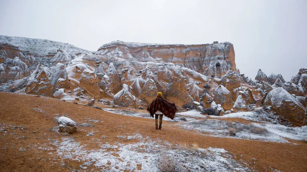 Mujer Sola Con Paisaje Volcánico Devrent Valley Capadocia Chica Caminando —  Fotos de Stock