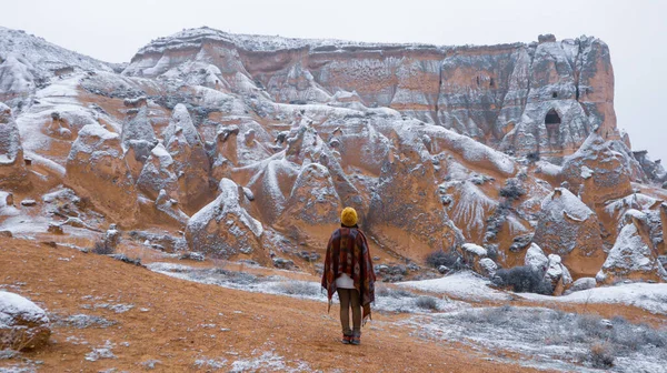 Mujer Sola Con Paisaje Volcánico Devrent Valley Capadocia Chica Caminando —  Fotos de Stock