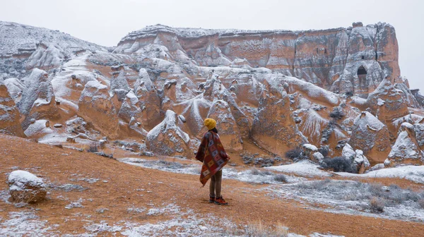 Kvinna Ensam Med Det Vulkaniska Landskapet Devrent Valley Kappadokien Flicka — Stockfoto