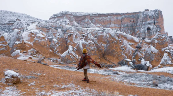 Mujer Sola Con Paisaje Volcánico Devrent Valley Capadocia Chica Caminando —  Fotos de Stock