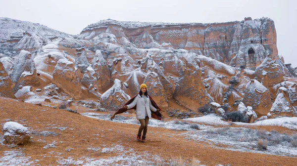 Γυναίκα Μόνη Ηφαιστειακό Τοπίο Στο Devrent Valley Στην Καππαδοκία Κορίτσι — Φωτογραφία Αρχείου