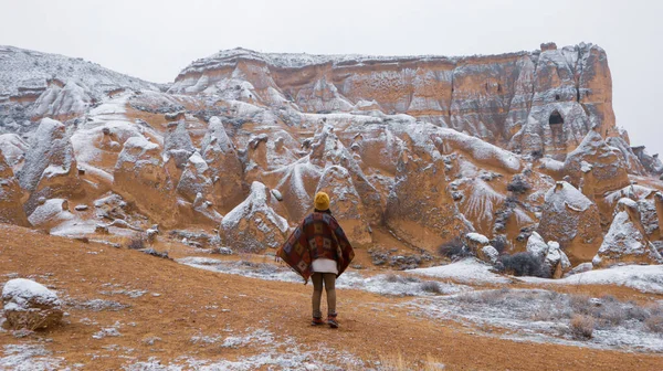 Γυναίκα Μόνη Ηφαιστειακό Τοπίο Στο Devrent Valley Στην Καππαδοκία Κορίτσι — Φωτογραφία Αρχείου