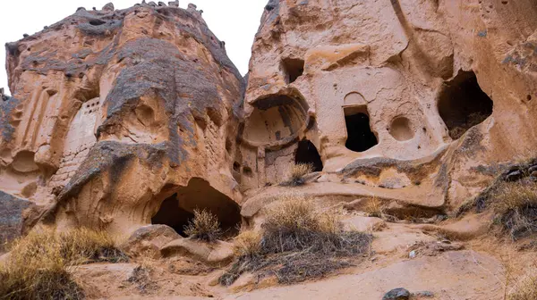 Tündérkémények Barlangházak Kőzetképződményekkel Körülvéve Törökországi Cappadociában Zelt Völgyben — Stock Fotó