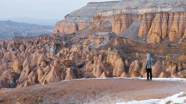 Человек Наблюдает Уникальным Вулканическим Ландшафтом Красной Долине Каппадокии Турция Эпический — стоковое фото