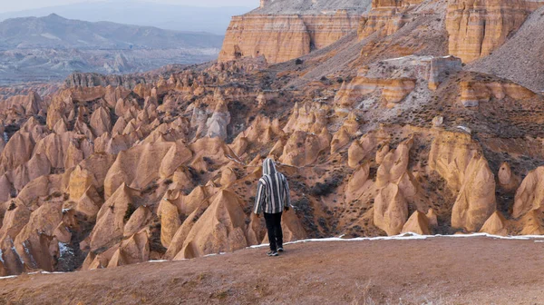 Man Tittar Unika Vulkaniska Landskap Red Valley Kappadokien Turkiet Episk — Stockfoto