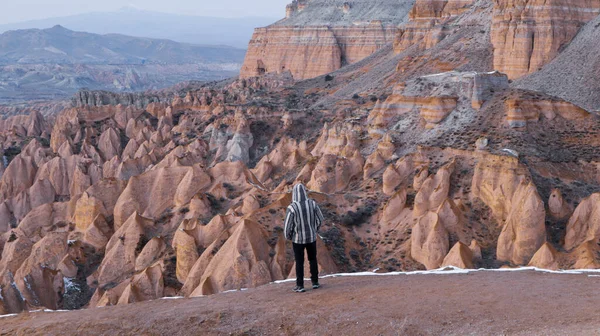 Hombre Observando Paisaje Volcánico Único Red Valley Capadocia Turquía Fotografía —  Fotos de Stock