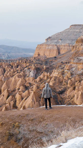 Hombre Observando Paisaje Volcánico Único Red Valley Capadocia Turquía Fotografía —  Fotos de Stock