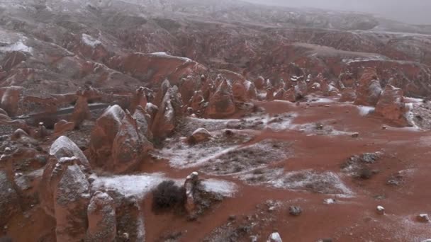 Sprookjesschoorstenen Grotwoningen Omgeven Door Rotsformaties Imaginary Valley Cappadocia Turkije Tufa — Stockvideo