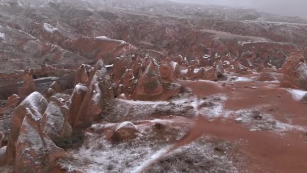 Sprookjesschoorstenen Grotwoningen Omgeven Door Rotsformaties Imaginary Valley Cappadocia Turkije Tufa — Stockvideo