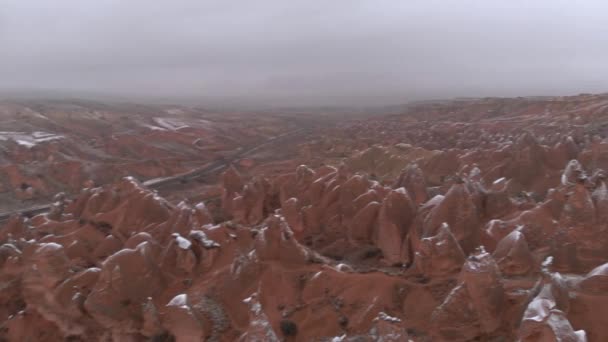 Sprookjesschoorstenen Grotwoningen Omgeven Door Rotsformaties Imaginary Valley Cappadocia Turkije Tufa — Stockvideo