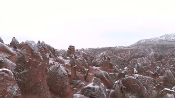 Sprookjesschoorstenen Grotwoningen Omgeven Door Rotsformaties Imaginary Valley Cappadocia Turkije Tufa — Stockvideo