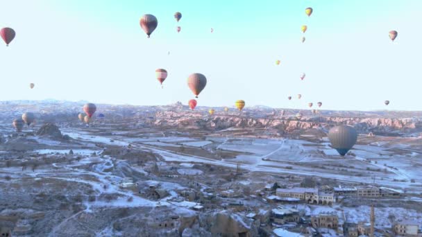 Барвисті Повітряні Кульки Над Сніжним Ландшафтом Вулканічної Долини Феями Світанку — стокове відео