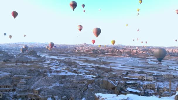 Színes Hőlégballonok Vulkáni Völgy Havas Vidéke Felett Tündérkéményekkel Napkeltekor Téli — Stock videók