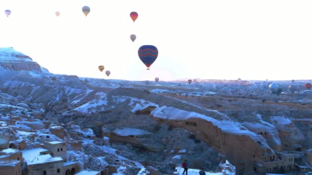 Kleurrijke Hete Lucht Ballonnen Het Besneeuwde Landschap Van Vulkanische Vallei — Stockvideo