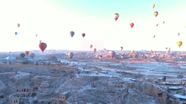 Letecká Zasněžená Krajina Údolí Spoustou Horkovzdušných Balónů Při Východu Slunce — Stock video