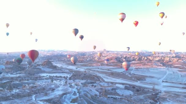 Luchtfoto Besneeuwde Vallei Landschap Met Veel Hete Lucht Ballonnen Bij — Stockvideo