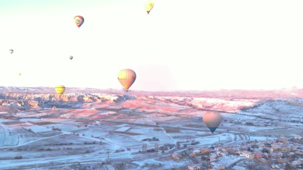 Paisagem Aérea Vale Nevado Com Muitos Balões Quente Nascer Sol — Vídeo de Stock