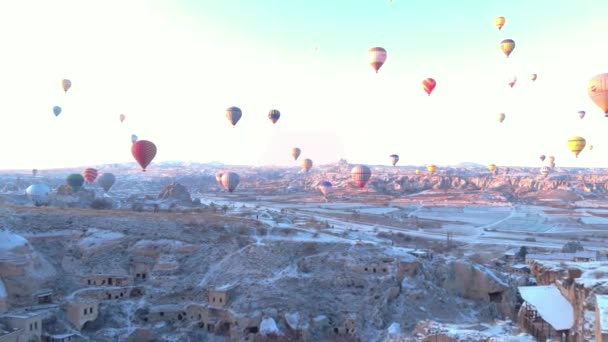 Luchtfoto Besneeuwde Vallei Landschap Met Veel Hete Lucht Ballonnen Bij — Stockvideo