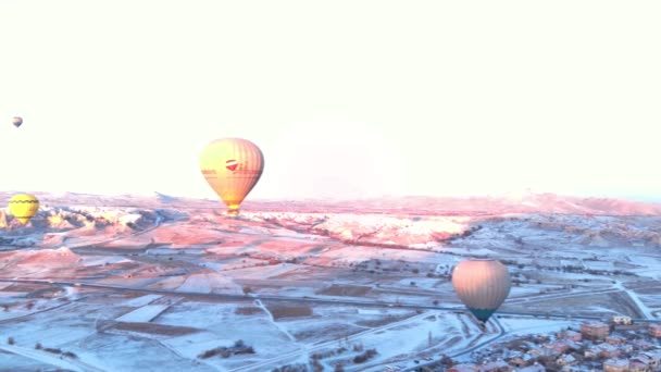 Luftverschneite Tallandschaft Mit Vielen Heißluftballons Beim Sonnenaufgang Kappadokien Türkei — Stockvideo