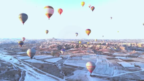 Paisaje Del Valle Nevado Aéreo Con Muchos Globos Aire Caliente — Vídeos de Stock