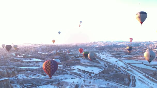 Luchtfoto Besneeuwde Vallei Landschap Met Veel Hete Lucht Ballonnen Bij — Stockvideo